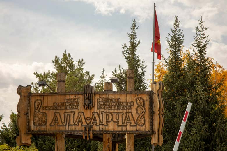 Placa de madeira na entrada do Parque Nacional Ala Archa