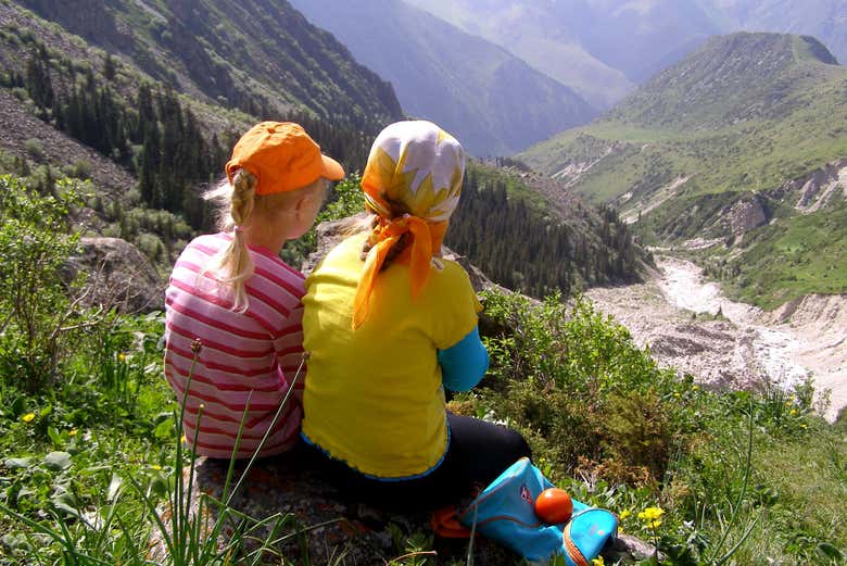 Enfants dans les hauteurs du parc national d'Ala Archa