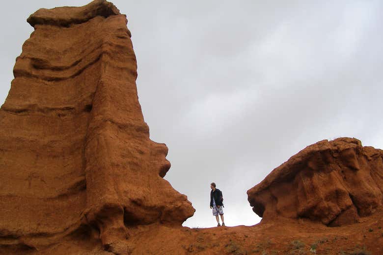 Homme entre deux formations rocheuses du canyon de Konorchek