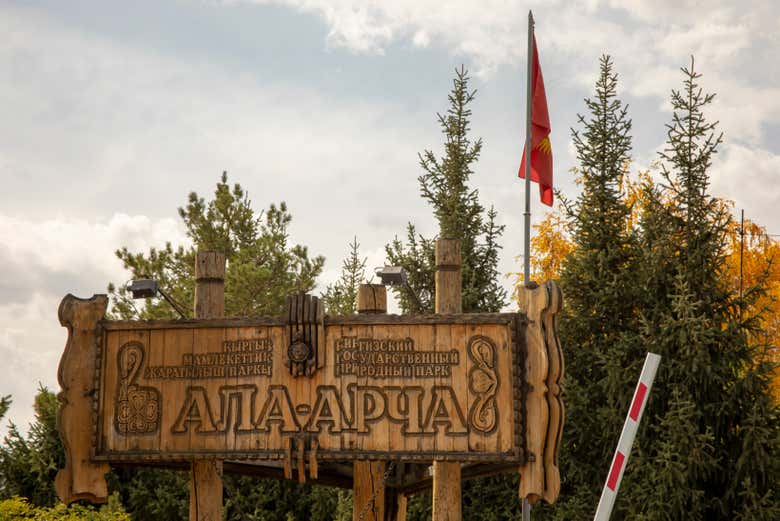 Panneau en bois à l'entée du parc national d'Ala Archa