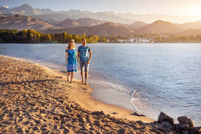 Pareja paseando junto al lago