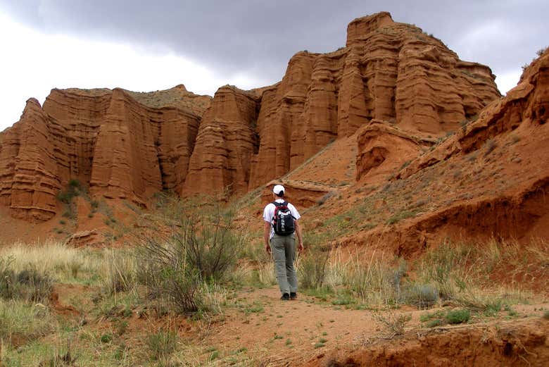 Randonneur dans le canyon de Konorchek