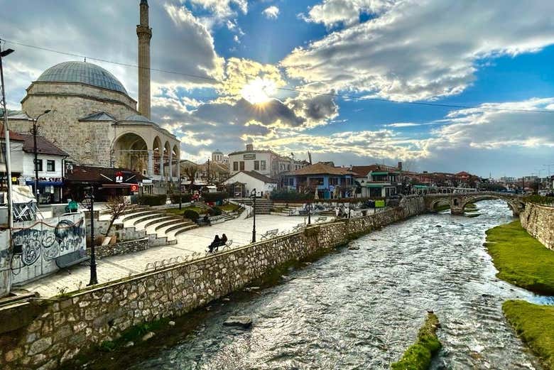 Vistas de la mezquita junto al río