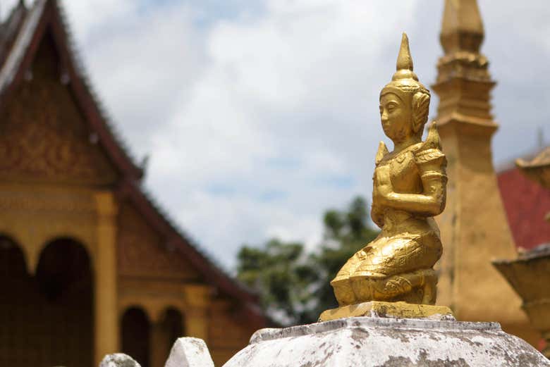Estatua de Buda a la entrada del Templo Wat Xieng Thong