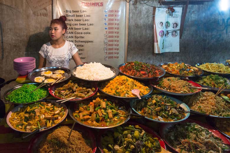 Posto de comida típica no mercado
