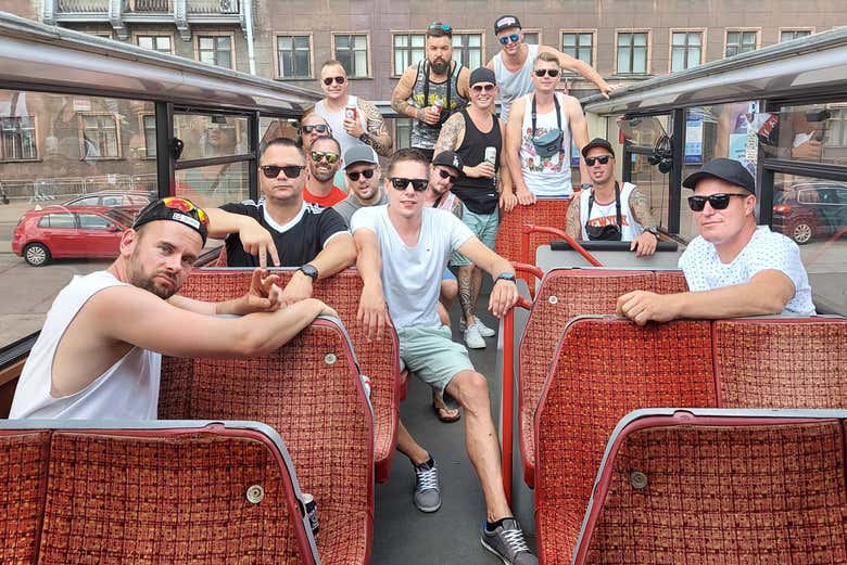 Foto di gruppo a bordo dell'autobus turistico di Riga