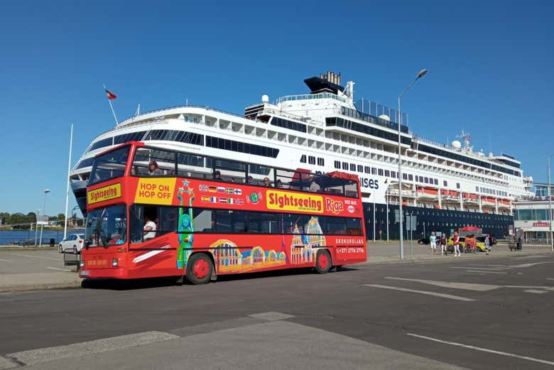 Viaggiando a bordo dell'autobus turistico di Riga