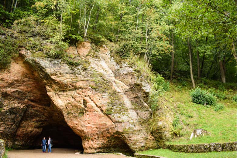 Explorando la cueva de Gutmanis