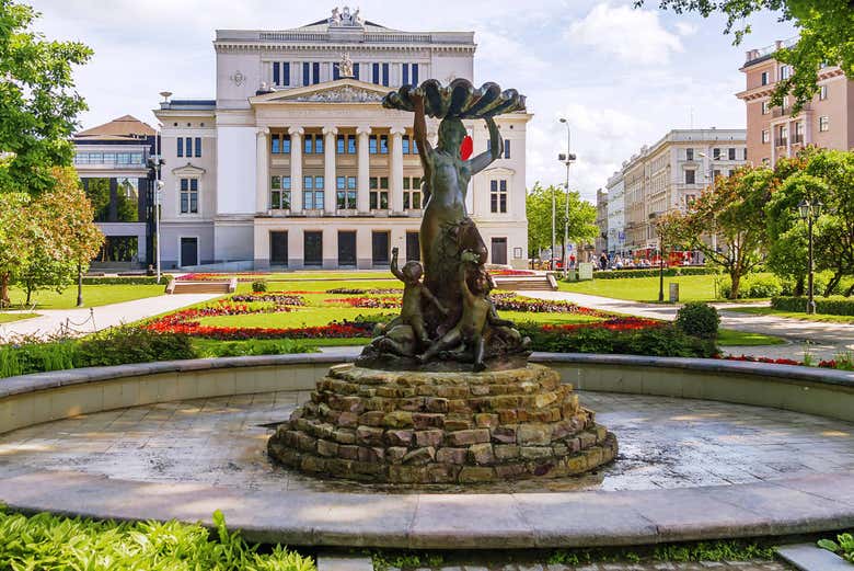 Fuente frente al Teatro Nacional de la Ópera