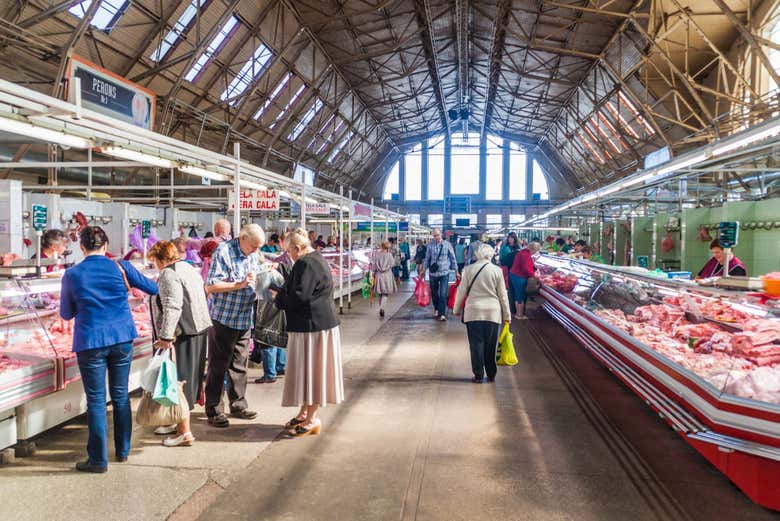 Étals de viande au marché