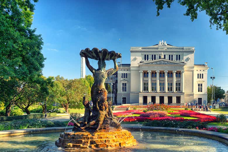 Pasando por la Ópera Nacional