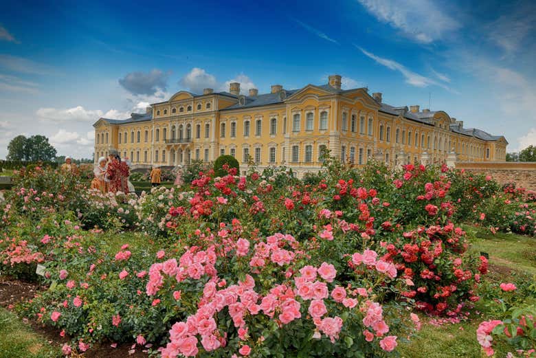 Explore the palace grounds