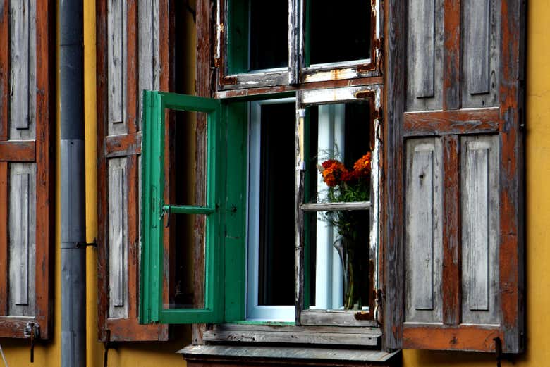 Uma janela de uma casa antiga da cidade