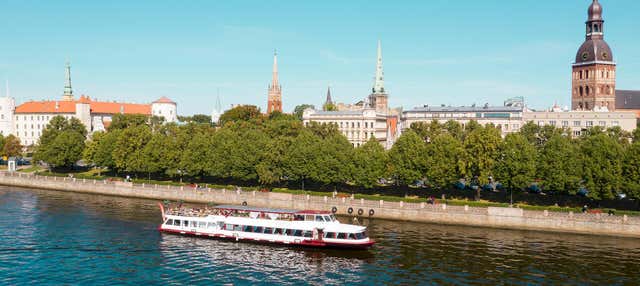 Balade en bateau sur le fleuve Daugava au coucher du soleil