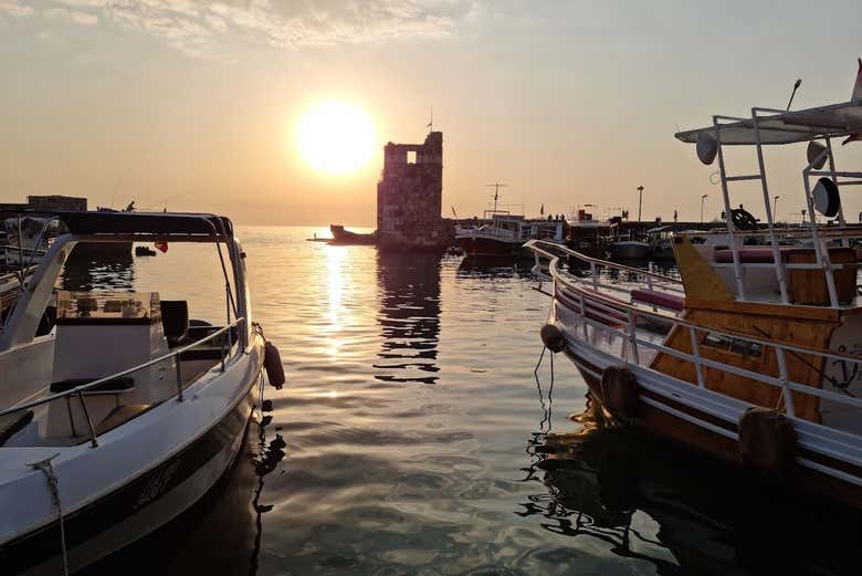 Bateaux à Byblos au coucher du soleil