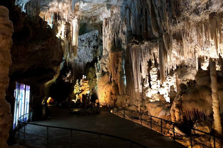 Interior de la gruta de Jeita