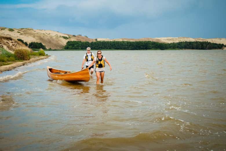 Desembarcando nas dunas do istmo da Curlândia