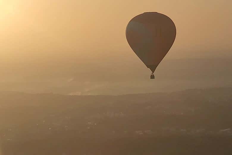 Um passeio de balão em um dia nublado