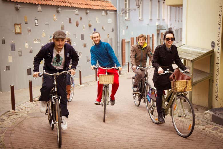 Percorrendo o centro de Vilnius de bicicleta