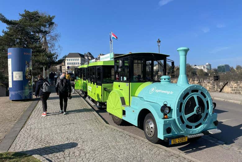 El tren turístico de Luxemburgo en espera de los pasajeros