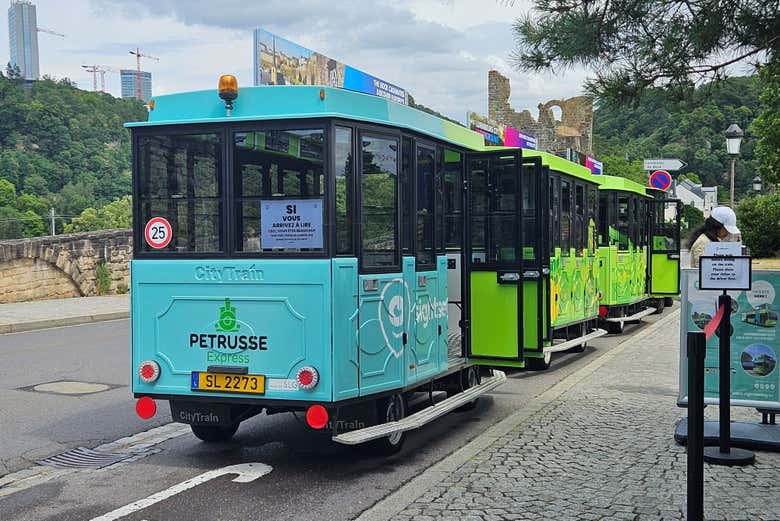 El tren turístico de Luxemburgo en una parada