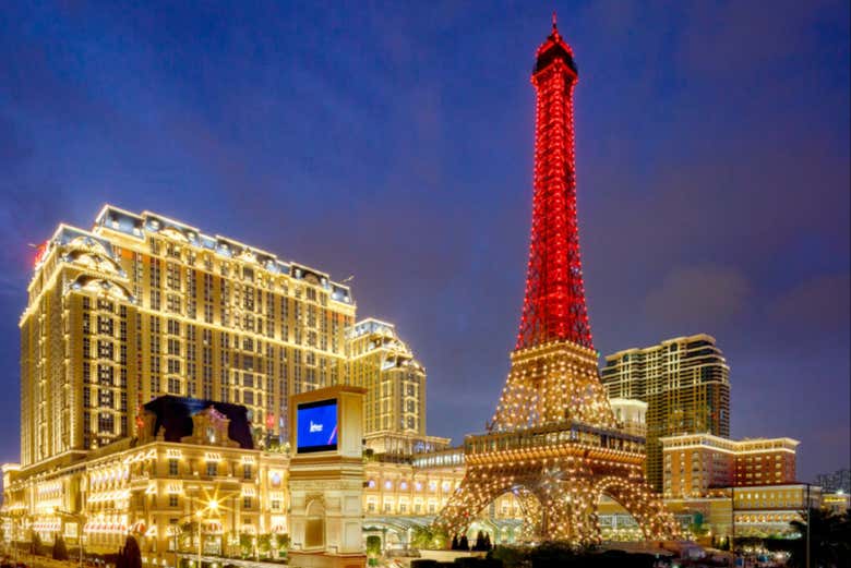 La Torre Eiffel de Macao iluminada