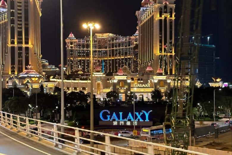 O Galaxy Macao iluminado