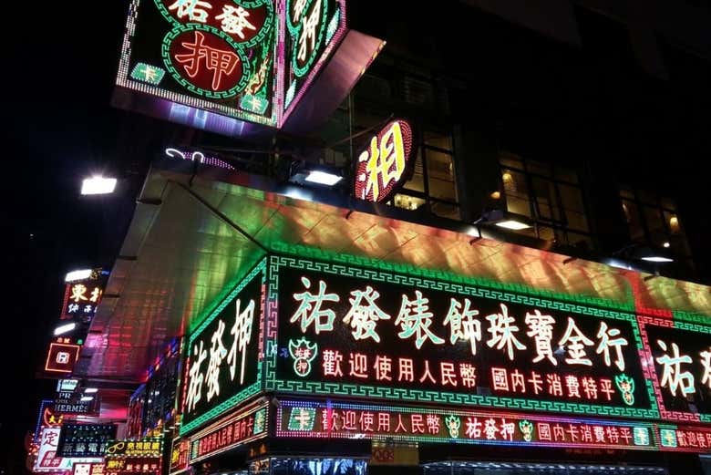 Passaremos pela famosa Pawnshops Street