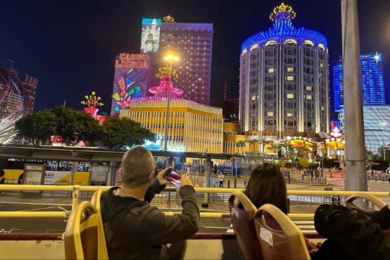 Desfrutando do passeio noturno em um ônibus descapotável