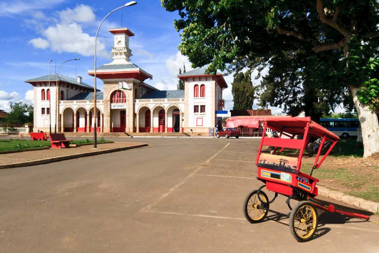 A estação ferroviária de Antsirabe e um dos carros típicos