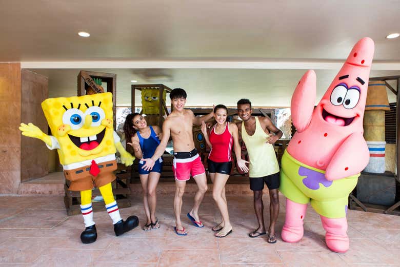 Posando con Bob Esponja y Patricio