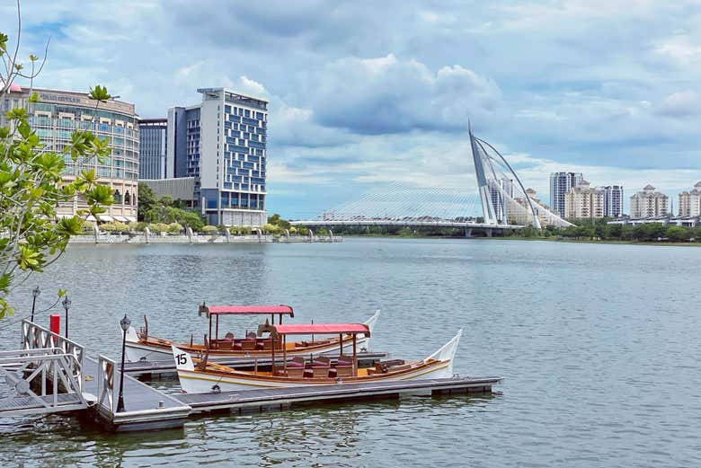 Daremos un paseo por el lago en barco tradicional