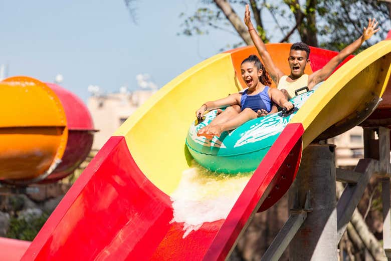 Deslizándonos por uno de los toboganes del parque