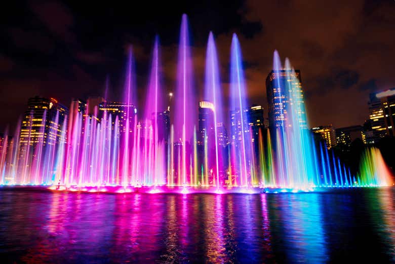 Une fontaine illuminée