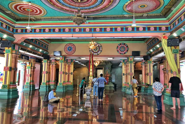 Recorriendo el interior del templo Sri Maha Mariamman