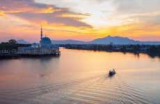 Passeio de barco por Kuching ao entardecer