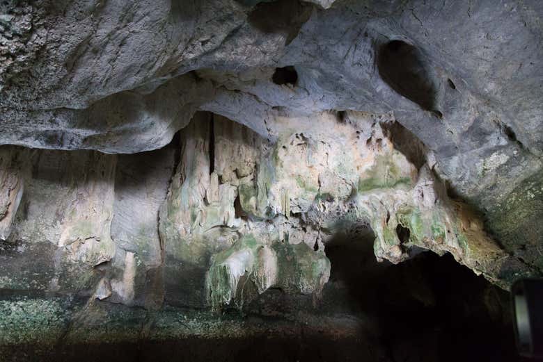 Visitando uma das grutas do parque Kilim Karst