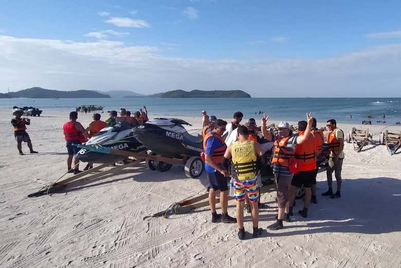 Grupo durante la actividad en moto de agua