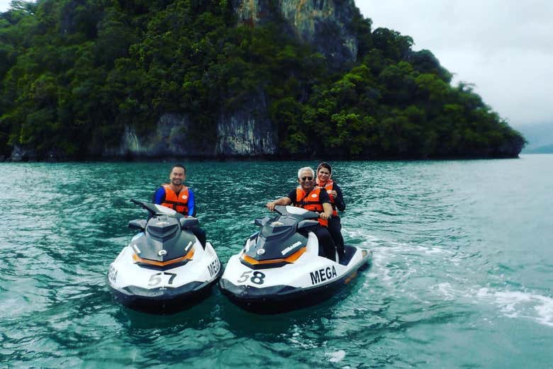 Montando en moto de agua