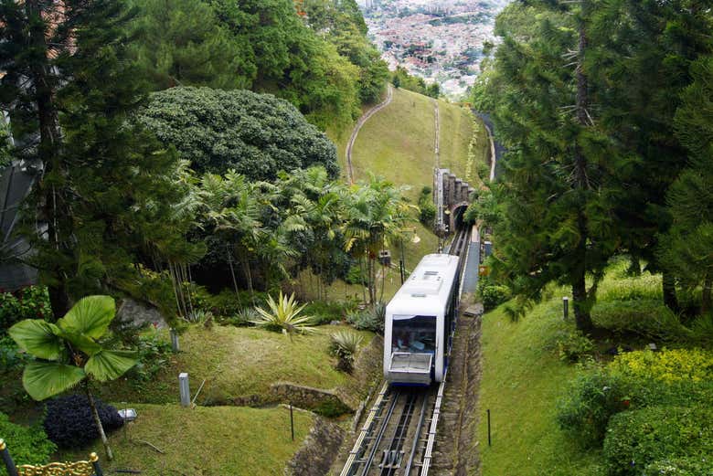 Funicular para subir hasta la colina