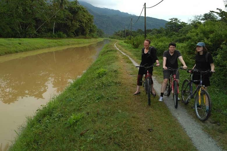 Pedaleando junto al río