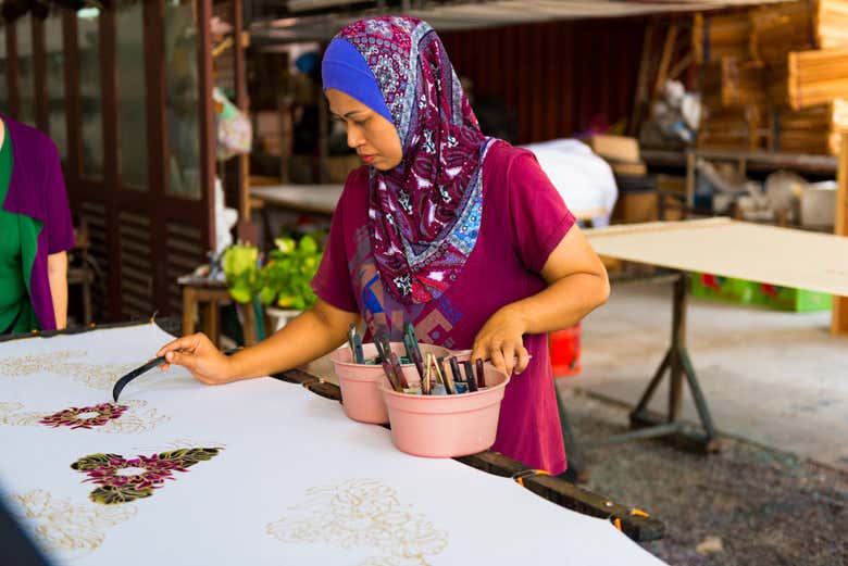 Mujer en el taller de batik