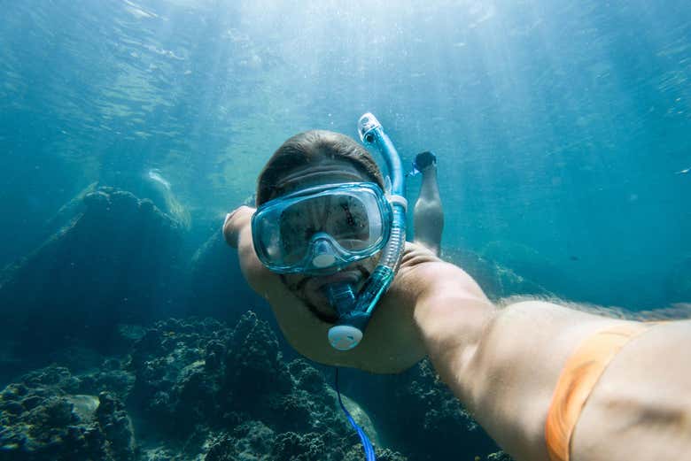 Practicando snorkel en Dhiffushi