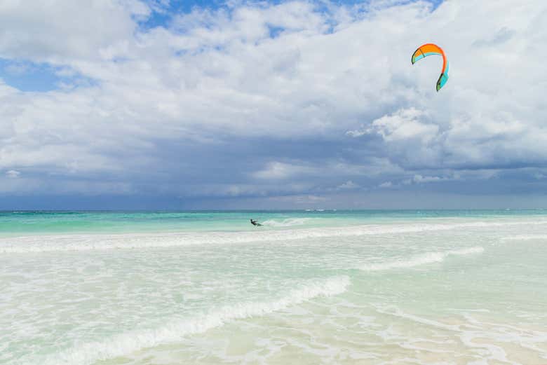 Practicando kitesurf en Maafushi