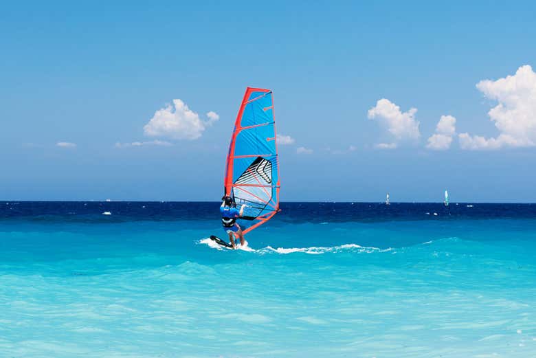Durante la clase de windsurf