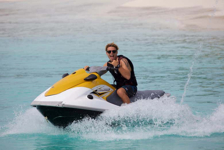 Disfrutando de la moto de agua