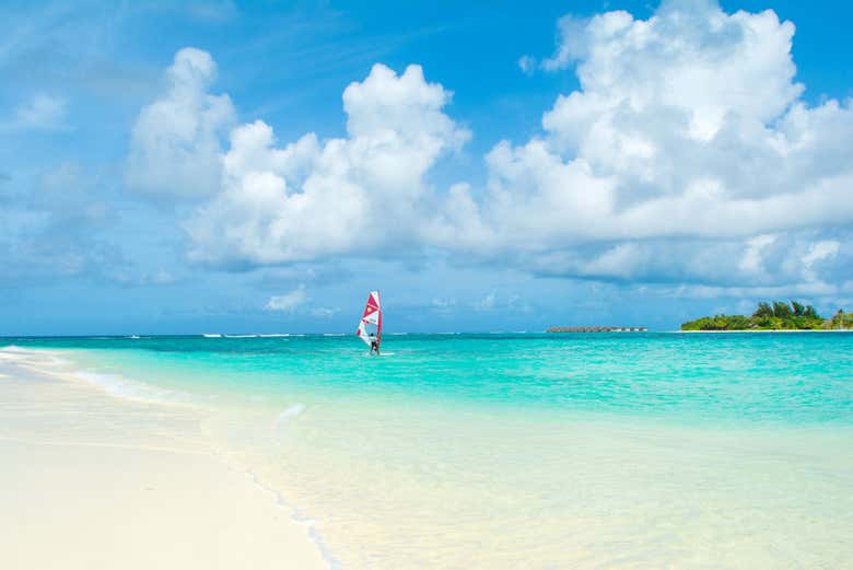 Disfrutando de las aguas turquesas de Maafushi