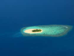 Isla desierta vista desde el cielo