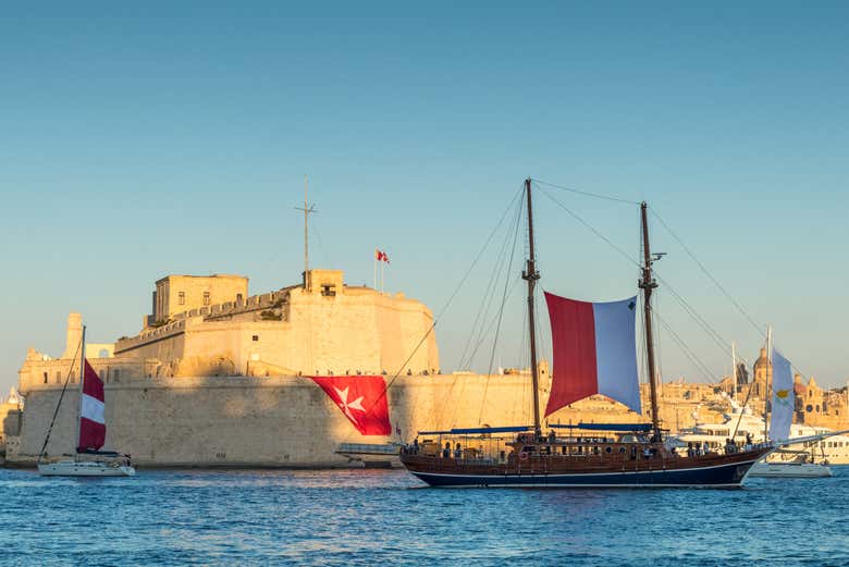 Um navio passando pelo Forte de Santo Ângelo