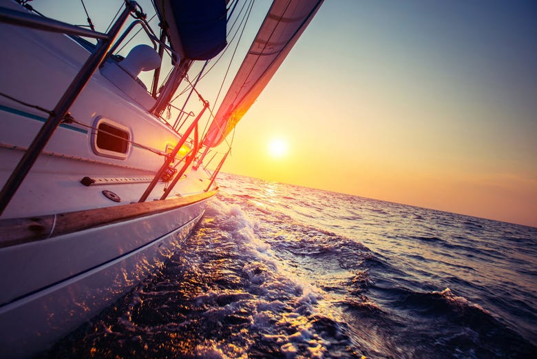 Giro in barca al tramonto a Comino